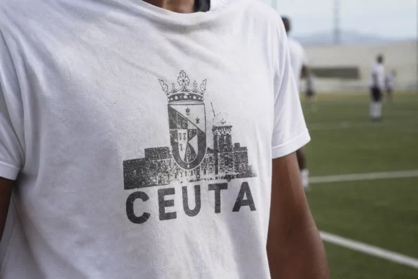 Un joueur de football porte un tee-shirt partiellement replié, dans un contexte de match lié à Ceuta.