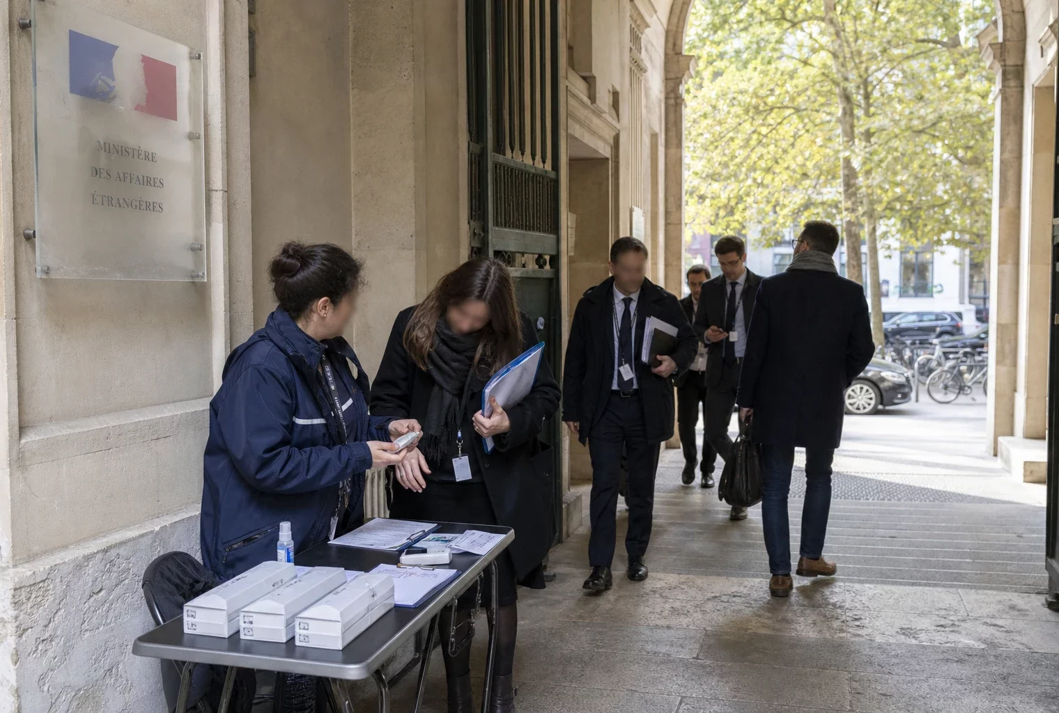 Agents publics anonymes dans un bâtiment administratif français lors d’un contrôle de dépistage encadré