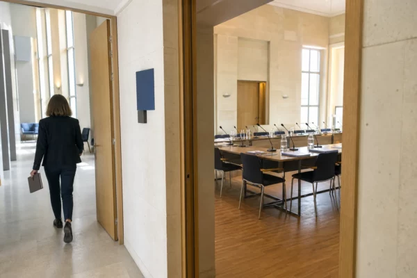 Hall clair d’une institution publique française avec salle d’audition prête pour une transition présidentielle