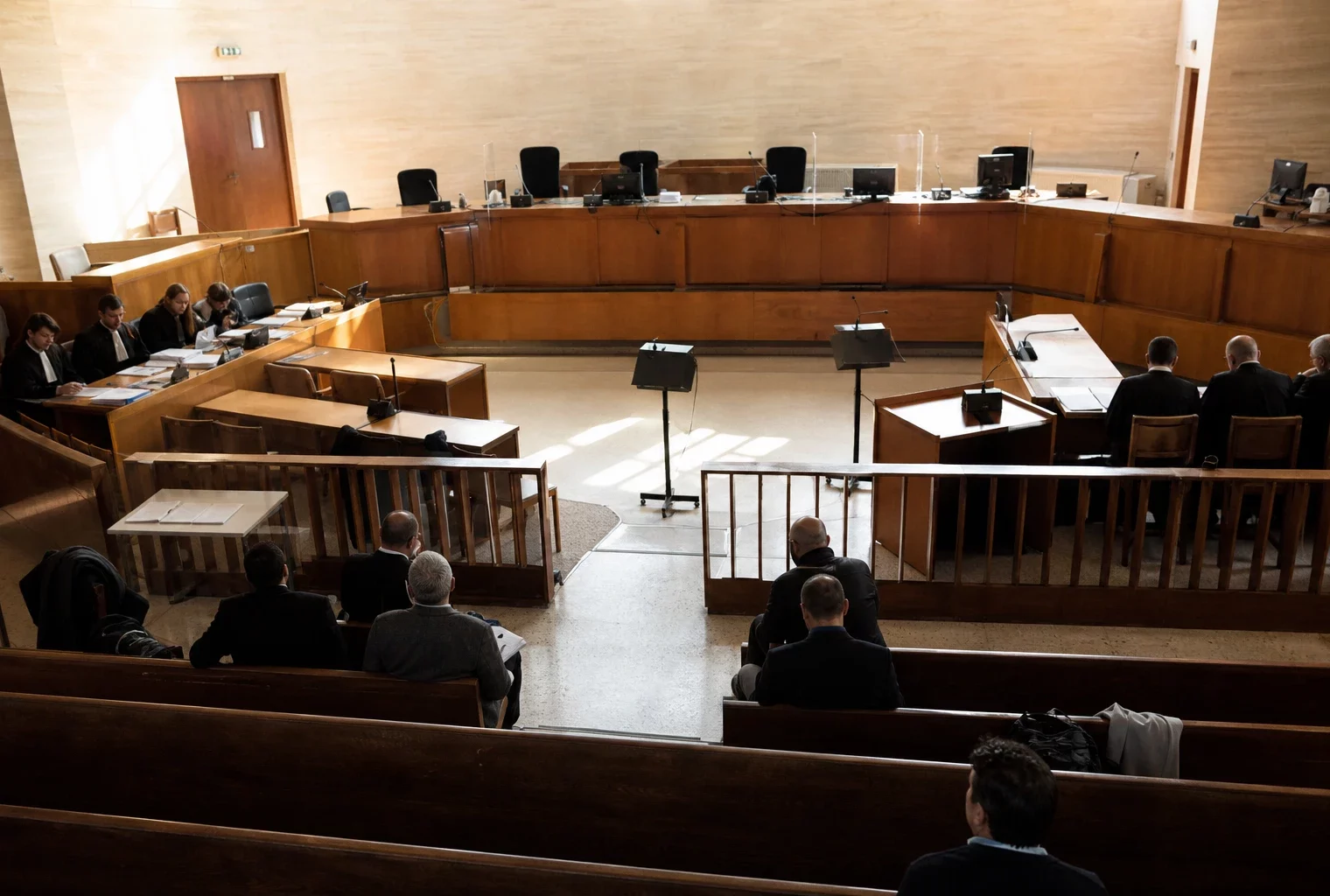 Salle d’audience du tribunal correctionnel de Paris, avec bancs, tables et pupitres avant l’ouverture d’un procès.