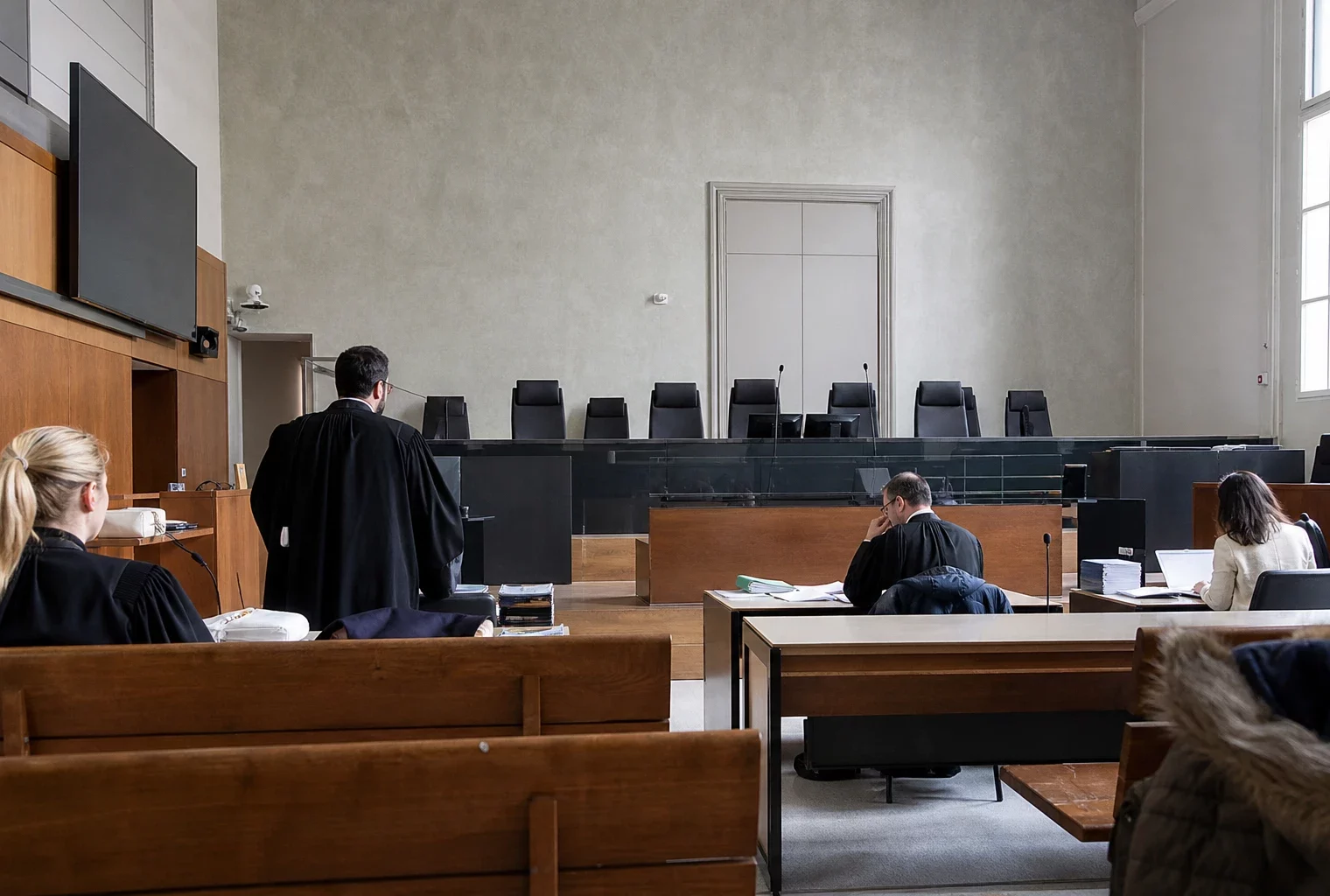 Salle d’audience du tribunal correctionnel de Paris avec bancs, tables d’avocats et pupitre des magistrats.