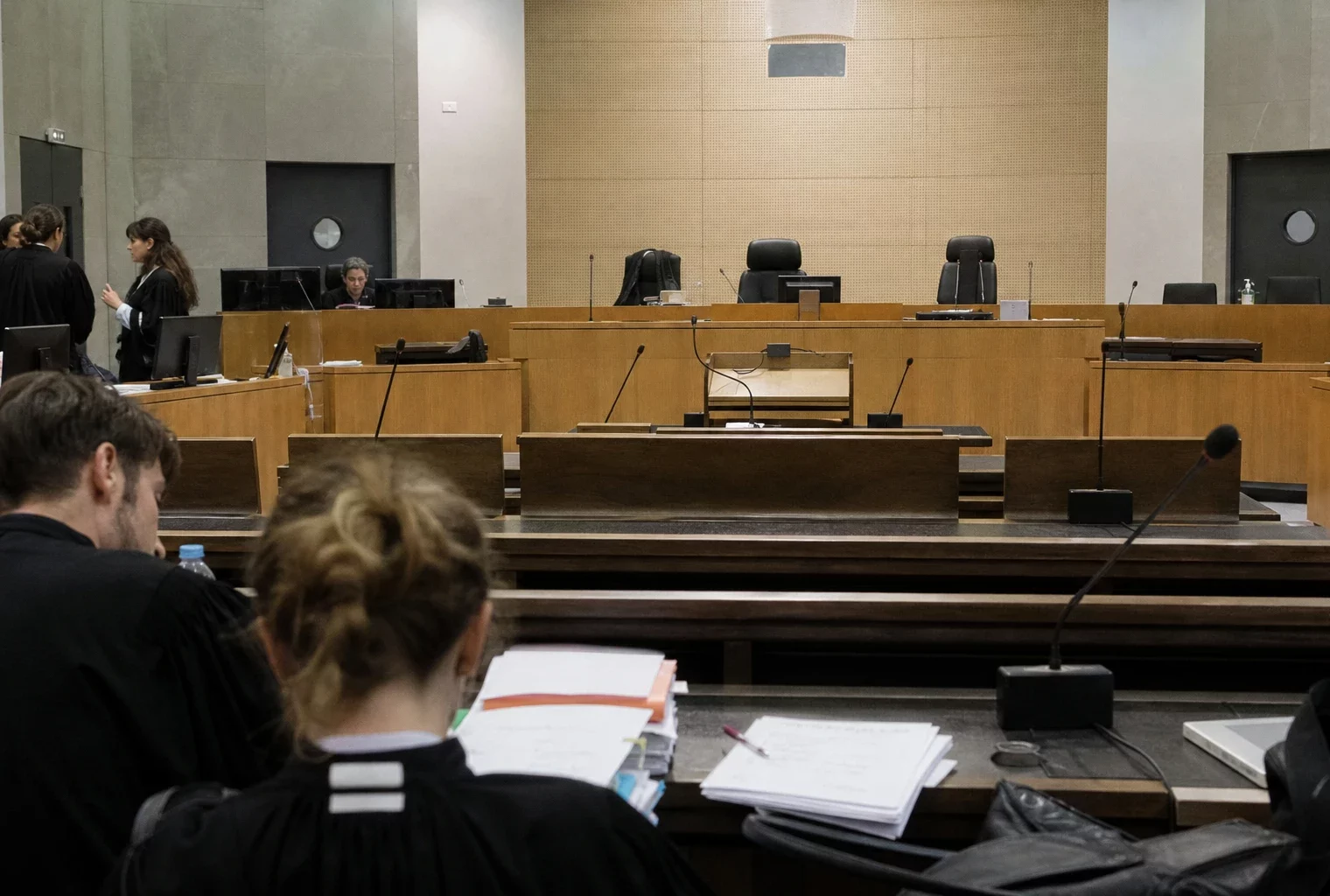 Salle d’audience du tribunal judiciaire de Paris avec bancs, pupitres et micros, où se jugent les affaires de presse.