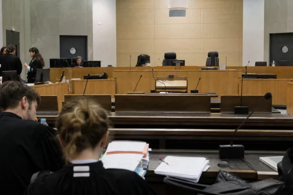 Salle d’audience du tribunal judiciaire de Paris avec bancs, pupitres et micros, où se jugent les affaires de presse.