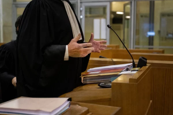 Salle d’audience du tribunal judiciaire de Paris prête pour l’examen d’un référé politique.