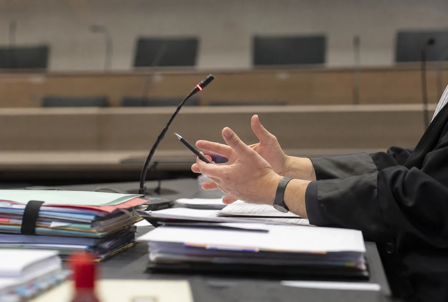 Salle d’audience du tribunal de l’application des peines, avec bancs et tables des parties, à Bruxelles.
