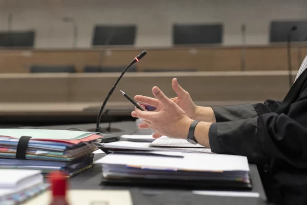 Salle d’audience du tribunal de l’application des peines, avec bancs et tables des parties, à Bruxelles.