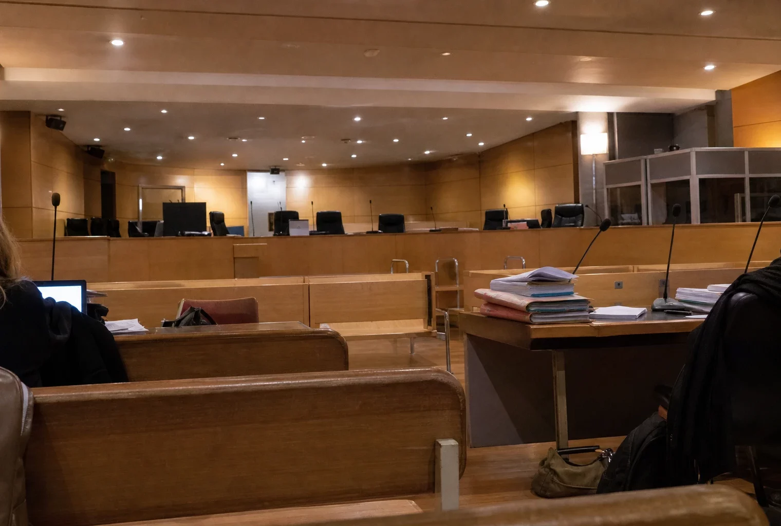 Salle d’audience du tribunal correctionnel de Paris, avec bancs, micros et table de la défense pendant un procès.