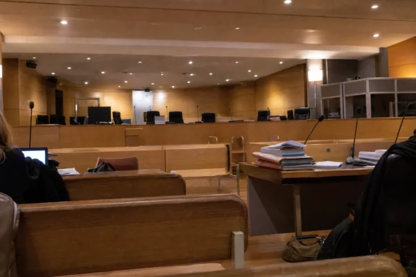 Salle d’audience du tribunal correctionnel de Paris, avec bancs, micros et table de la défense pendant un procès.