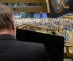 La tribune de l’Assemblée générale de l’ONU à New York, avec le pupitre et les rangées de sièges.