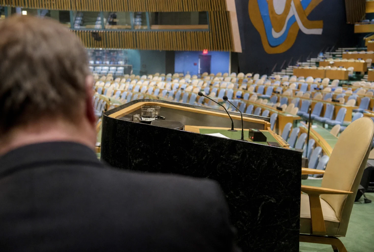 La tribune de l’Assemblée générale de l’ONU à New York, avec le pupitre et les rangées de sièges.