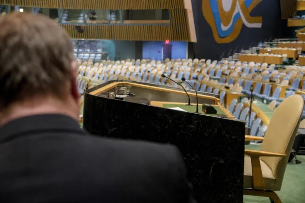 La tribune de l’Assemblée générale de l’ONU à New York, avec le pupitre et les rangées de sièges.