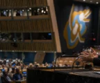 La tribune de l’Assemblée générale de l’ONU à New York, avec le pupitre, les micros et les rangées de délégués.