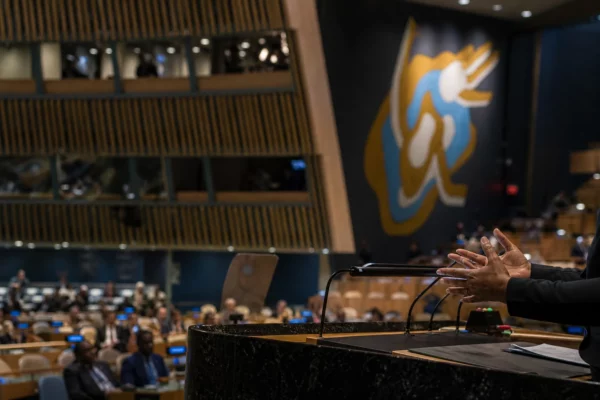La tribune de l’Assemblée générale de l’ONU à New York, avec le pupitre, les micros et les rangées de délégués.