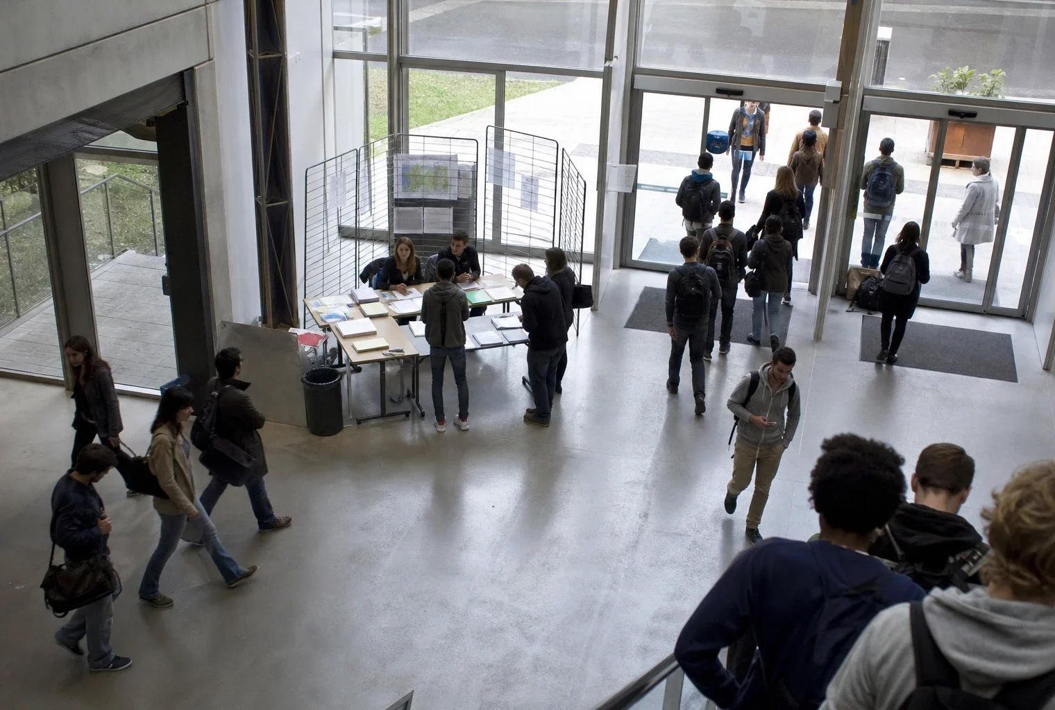 Entrée d’une université en France, lieu concerné par une éventuelle interdiction du voile dans les services publics.