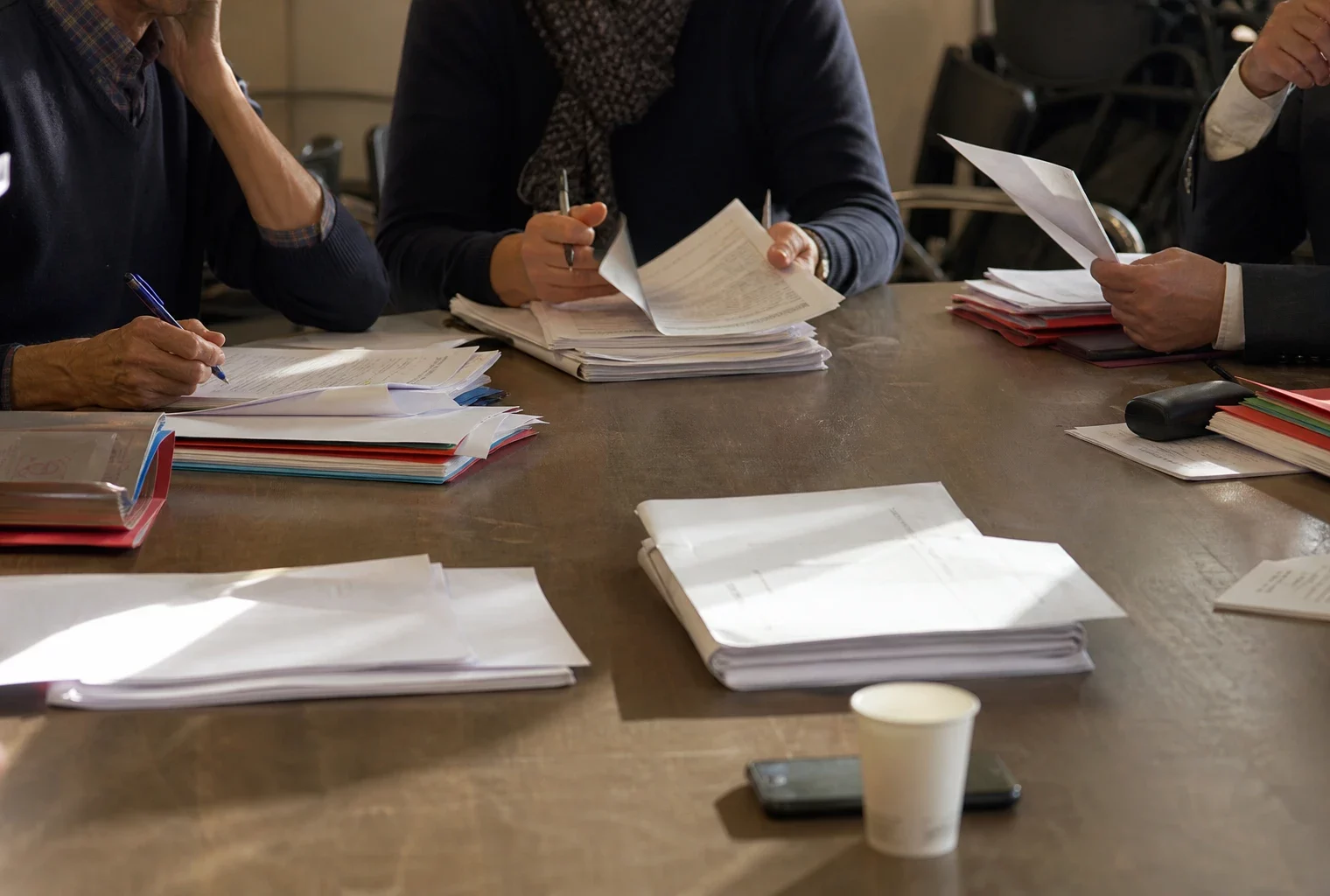 Dossiers de candidatures et feuilles de validation sur une table de réunion au siège du Parti socialiste