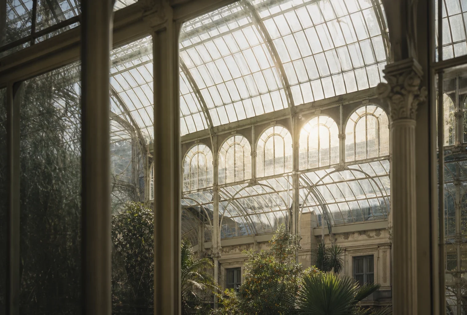 Verrière colorée de l’Élysée en contre-jour, structure métallique monumentale et quelques plantes d’intérieur en arrière-plan.