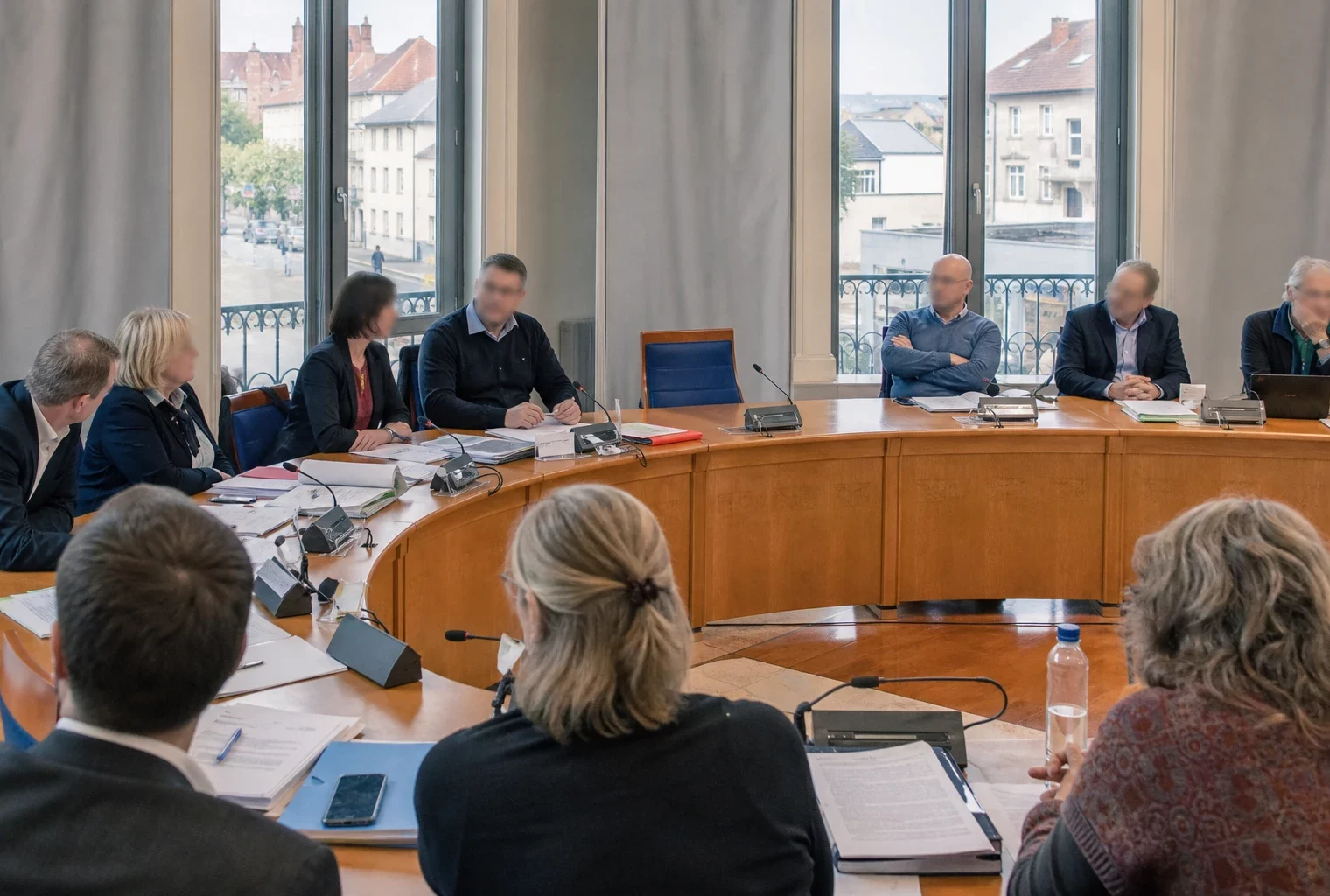 Salle de conseil local avec chaise vide et micros, illustrant l’incertitude politique après la victoire de l’AfD en Saxe-Anhalt