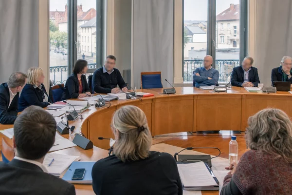 Salle de conseil local avec chaise vide et micros, illustrant l’incertitude politique après la victoire de l’AfD en Saxe-Anhalt