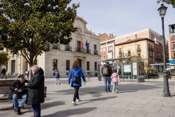 Habitants anonymes sur une place madrilène, illustrant la coopération franco-espagnole et les enjeux européens