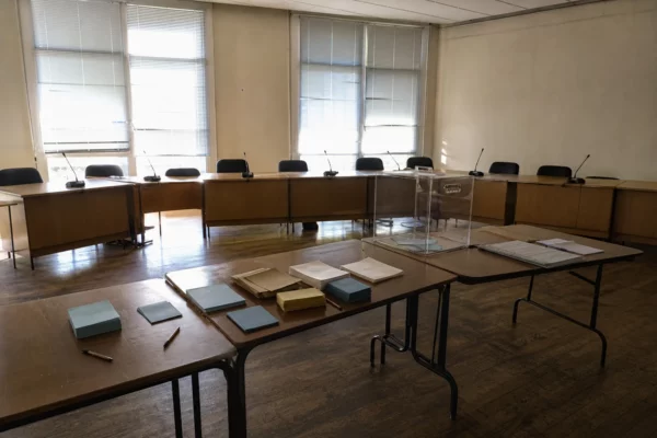 Salle de vote municipale en Vendée avec tables, bulletins et registre, pour l’élection indirecte des sénateurs.