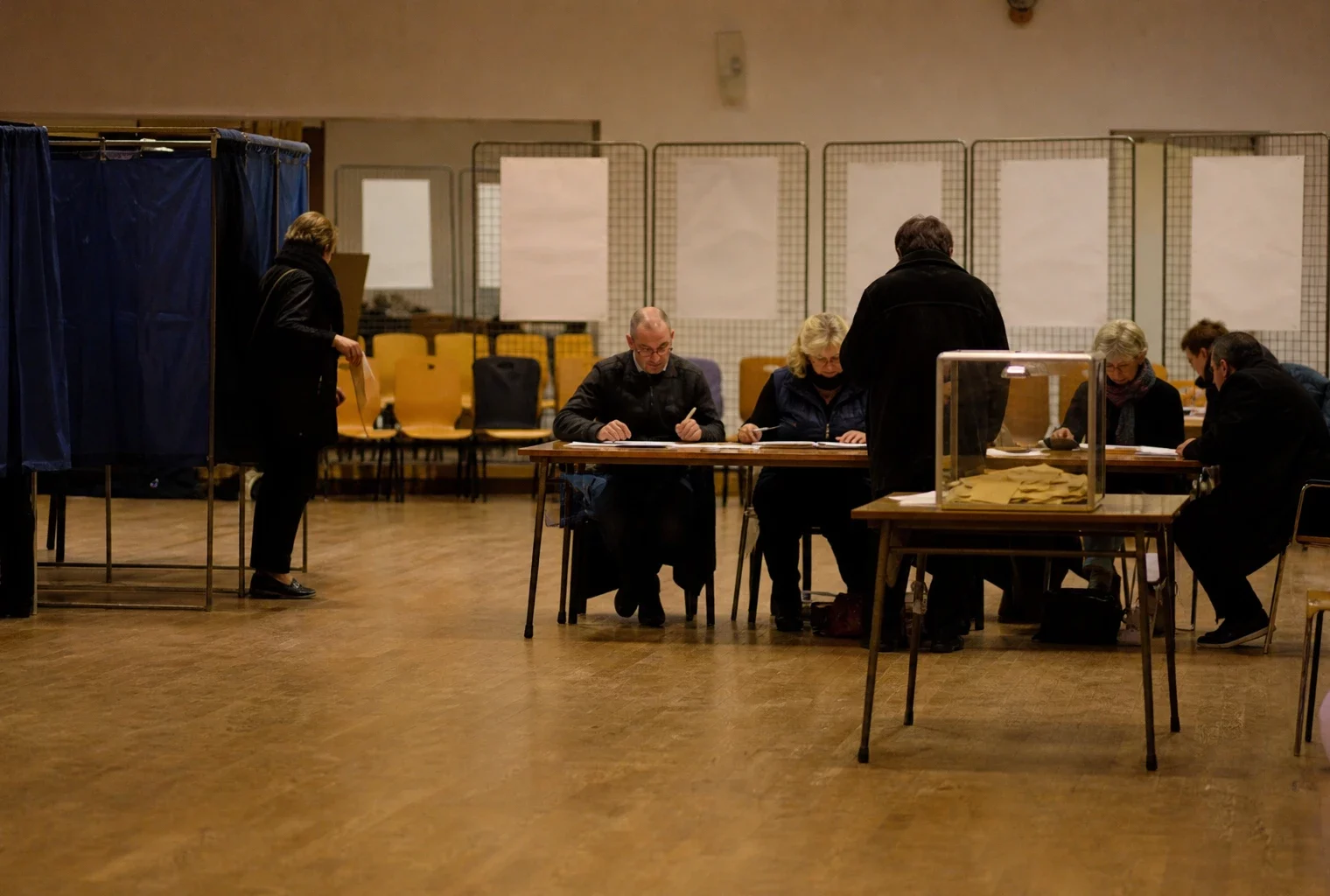 Salle de vote avec isoloirs, urne et tables de dépouillement pour les grands électeurs du Finistère.
