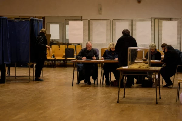 Salle de vote avec isoloirs, urne et tables de dépouillement pour les grands électeurs du Finistère.