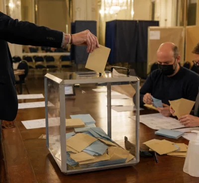 Salle de vote à la préfecture avec isoloirs, urne et bulletins pour l’élection des grands électeurs.