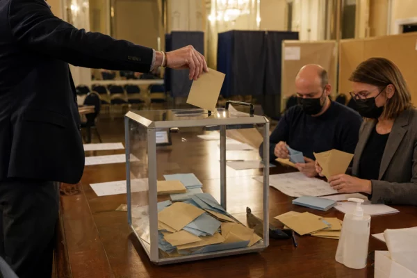 Salle de vote à la préfecture avec isoloirs, urne et bulletins pour l’élection des grands électeurs.