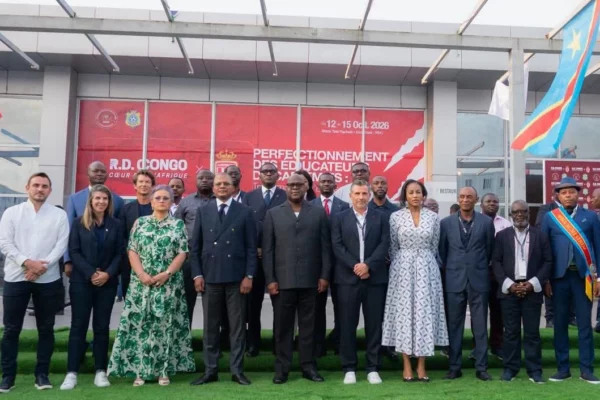 Aurélien Logeais, Félix Tshisekedi et la délégation de l’AS Monaco devant le stade Tata Raphaël, à Kinshasa.