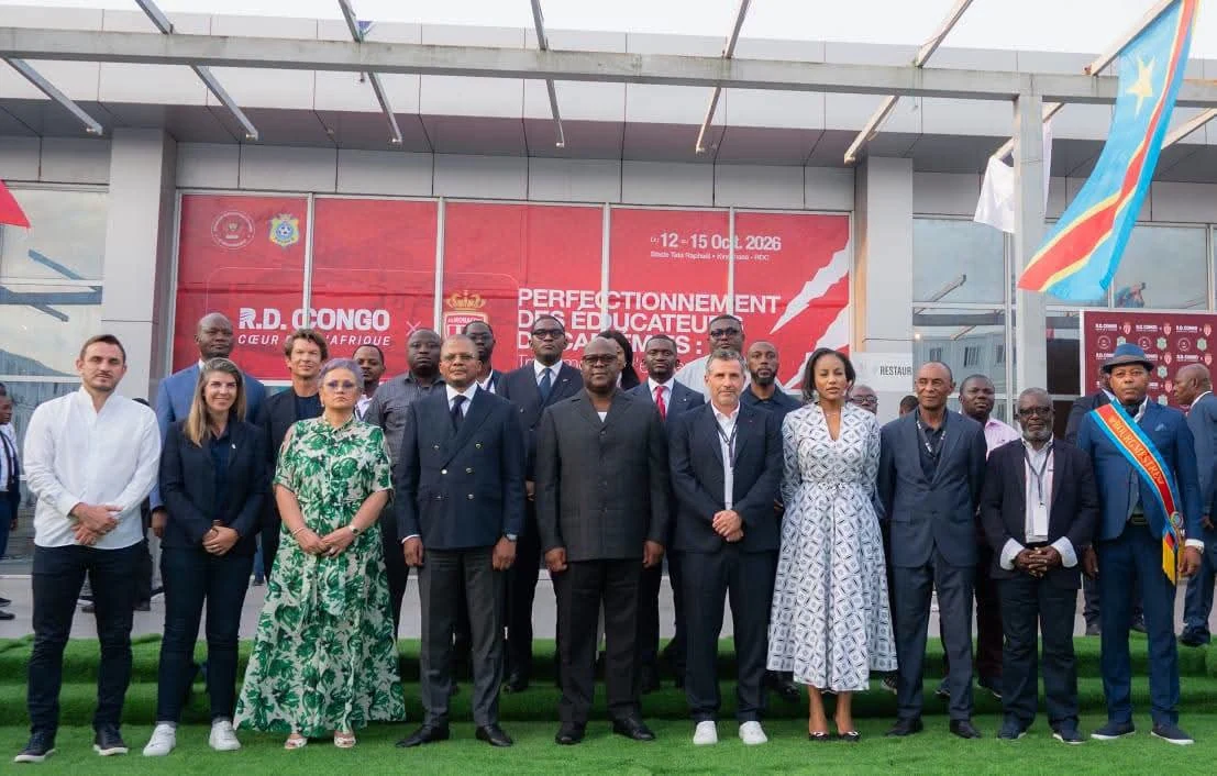 Aurélien Logeais, Félix Tshisekedi et la délégation de l’AS Monaco devant le stade Tata Raphaël, à Kinshasa.