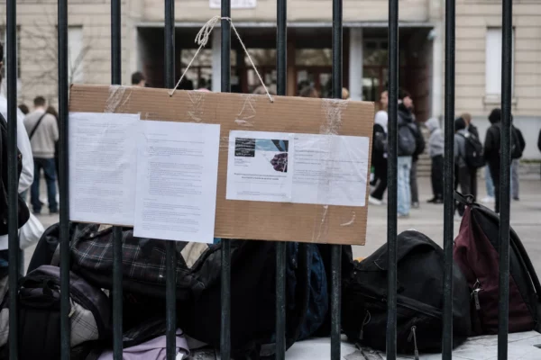 Des élèves bloquent l’entrée d’un lycée lors d’une mobilisation, devant le portail de l’établissement.