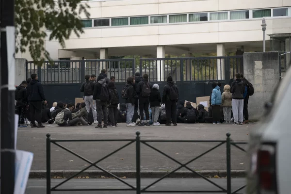 Des élèves se rassemblent devant les grilles fermées d’un lycée, au début d’une mobilisation pour les moyens.