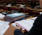 Dossiers budgétaires sur une table dans une salle de commission de l’Assemblée nationale, avant l’examen du budget 2027.