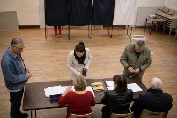 Dans une salle de vote, une table d’émargement et des isoloirs pour la primaire socialiste.
