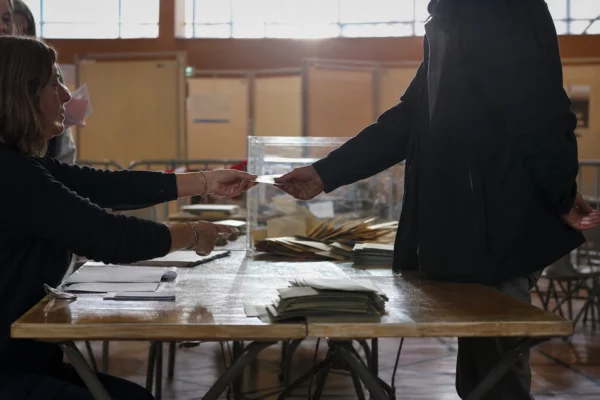Un bureau de vote municipal avec isoloirs et tables de dépouillement, prêt pour une nouvelle élection à Wittelsheim.