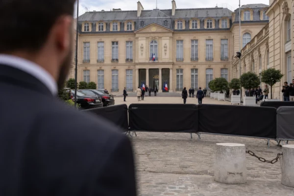 Entrée du palais de l’Élysée à Paris, avec pavés et barrières de contrôle.