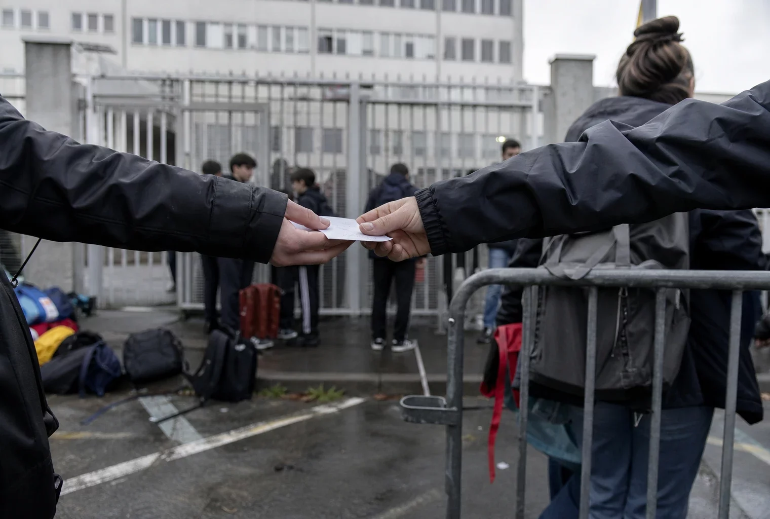 Devant un lycée, des barrières et un portail fermé évoquent les blocages liés à la mobilisation lycéenne.