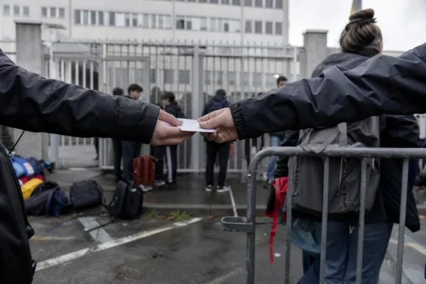 Devant un lycée, des barrières et un portail fermé évoquent les blocages liés à la mobilisation lycéenne.