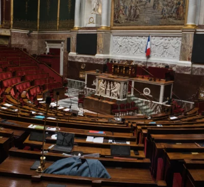 L’hémicycle de l’Assemblée nationale, avec ses rangées de sièges et ses pupitres, où se joue le budget 2027.