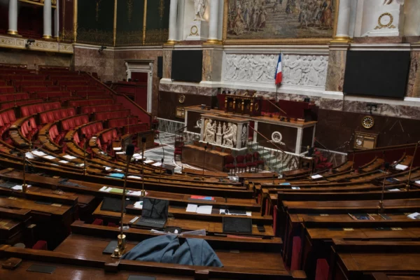 L’hémicycle de l’Assemblée nationale, avec ses rangées de sièges et ses pupitres, où se joue le budget 2027.
