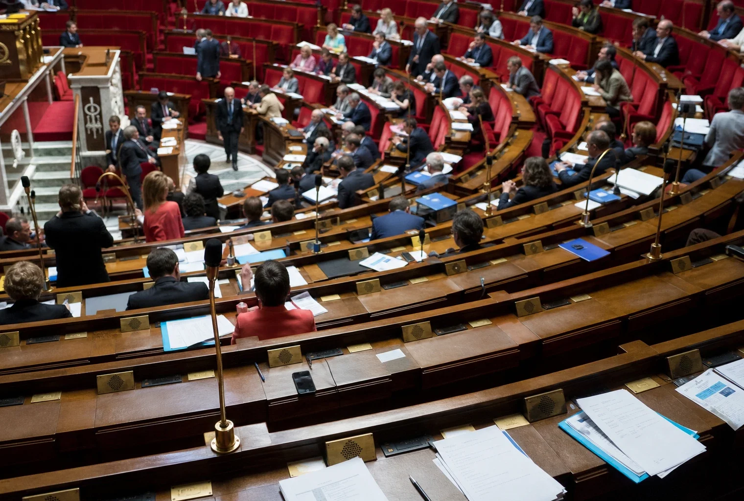 L’hémicycle de l’Assemblée nationale avec ses pupitres et micros avant l’examen du budget.