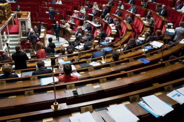 L’hémicycle de l’Assemblée nationale avec ses pupitres et micros avant l’examen du budget.