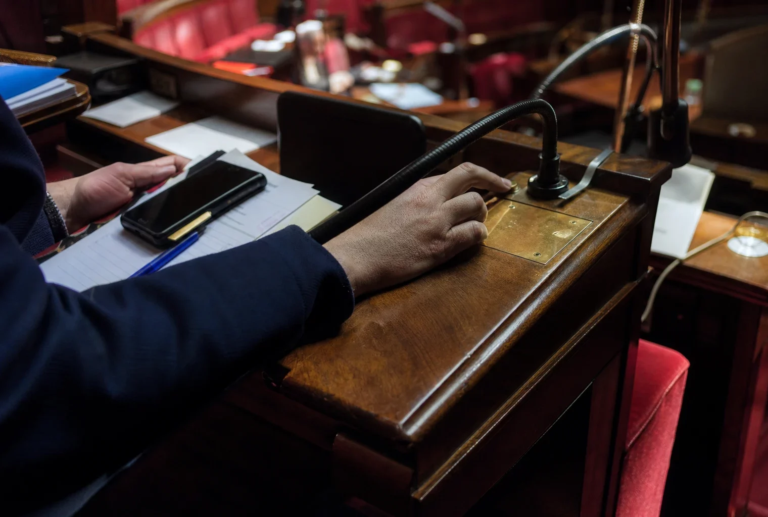 L’hémicycle de l’Assemblée nationale avec ses pupitres et micros, où se prépare l’examen du budget.