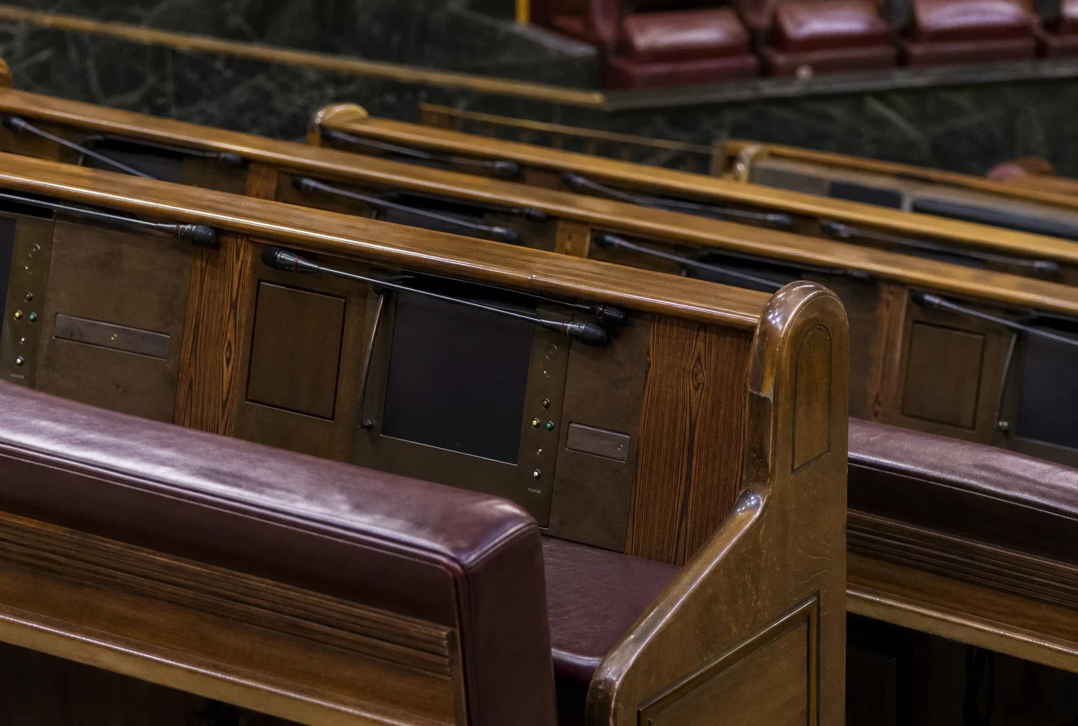 L’hémicycle du Congrès des députés espagnol, avec ses rangées de sièges et ses pupitres de vote.