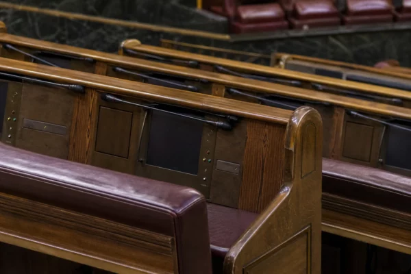 L’hémicycle du Congrès des députés espagnol, avec ses rangées de sièges et ses pupitres de vote.