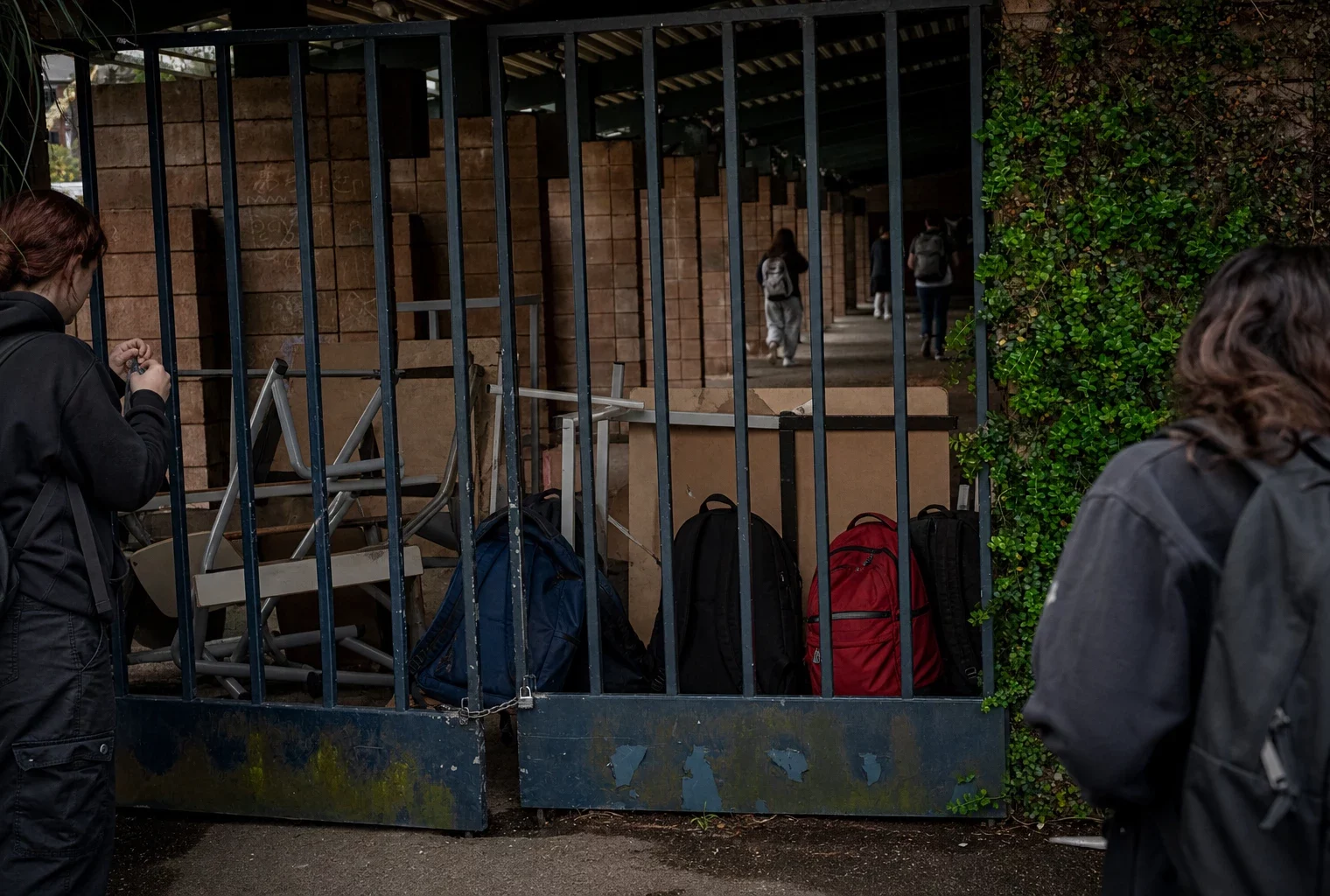 Grilles fermées d’un lycée en France, sacs d’élèves et barrage improvisé devant l’entrée, ambiance tendue.