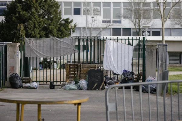 Entrée d’un lycée fermée par des barrières improvisées lors d’un blocage d’élèves