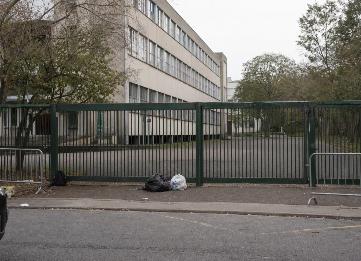 Grilles fermées devant un lycée bloqué en Seine-Saint-Denis, avec barrières et accès barré.