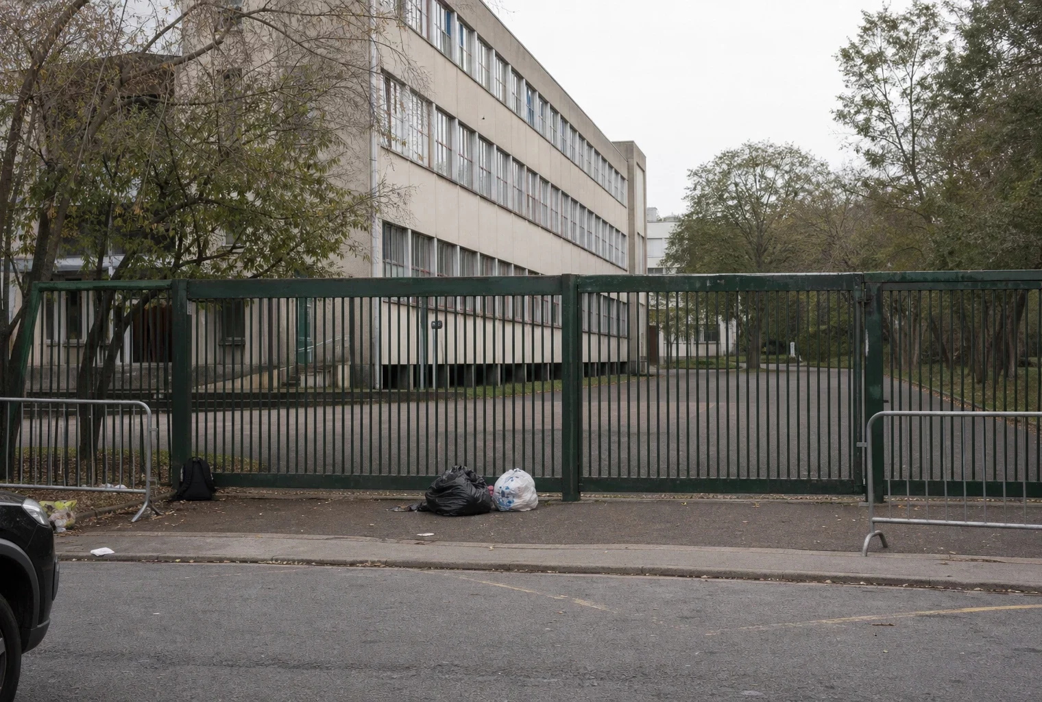 Grilles fermées devant un lycée bloqué en Seine-Saint-Denis, avec barrières et accès barré.