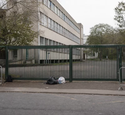 Grilles fermées devant un lycée bloqué en Seine-Saint-Denis, avec barrières et accès barré.